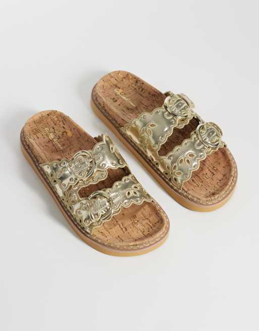 Sandalias de dedo beis planas con estampado de serpiente de River Island, 3 de 3