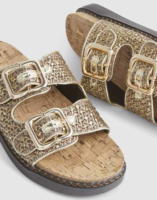 Sandalias doradas con plantilla moldeada y dos correas de River Island, 2 de 4