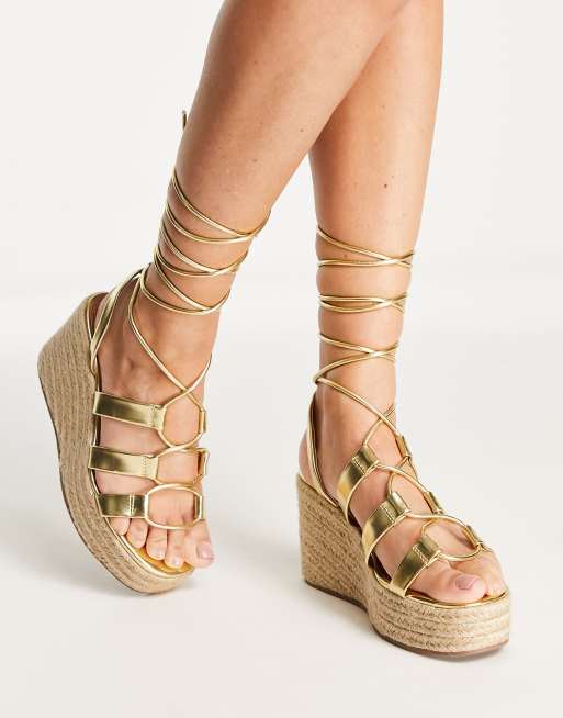 Sandalias doradas con plataforma plana Wonder de ASOS DESIGN Wide Fit, 2 de 4