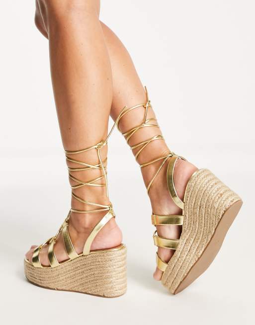Sandalias doradas con plataforma plana Wonder de ASOS DESIGN Wide Fit, 3 de 4