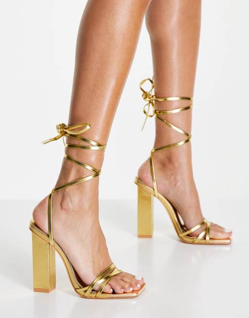 Sandalias doradas con tacón de bloque Amira de Public Desire