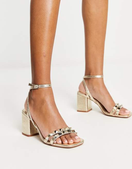 A veces presión Descartar Sandalias doradas con tacón medio y tachuelas Heath de ASOS DESIGN | ASOS