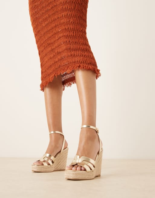 Sandalias doradas de tacón con cuña estilo alpargatas de Glamorous, 2 de 4