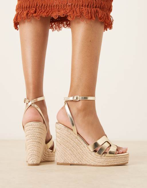 Sandalias doradas de tacón con cuña estilo alpargatas de Glamorous, 3 de 4