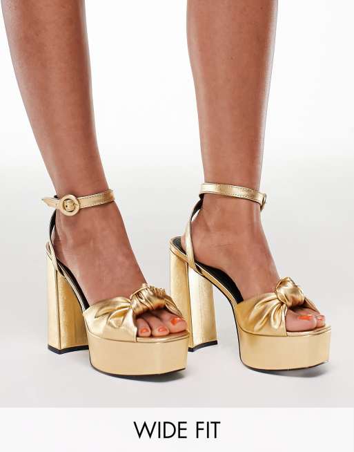 Sandalias doradas de tacón con y detalle anudado Note de ASOS DESIGN Wide Fit | ASOS