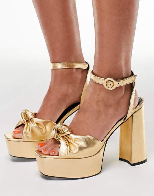 Sandalias doradas de tacón con plataforma detalle anudado Note de ASOS DESIGN |