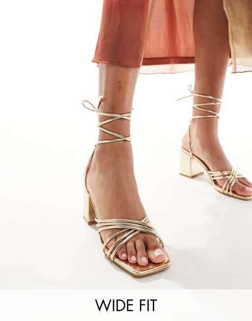 Sandalias doradas de tacón grueso con diseño de tiras de Truffle Collection Wide Fit