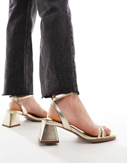 Sandalias doradas de tacón medio de bloque Honeydew de ASOS DESIGN Wide Fit, 4 de 4
