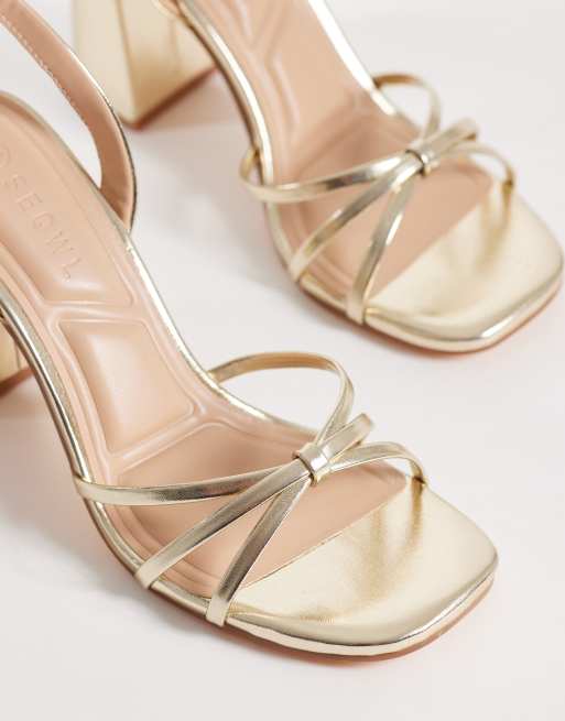 Sandalias doradas minimalistas de tacón ancho con diseño de tiras de SEQWL, 2 de 4
