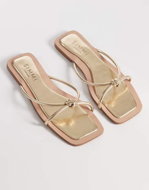 Sandalias doradas planas con detalle anudado Cola de Simmi London Wide Fit - view 1