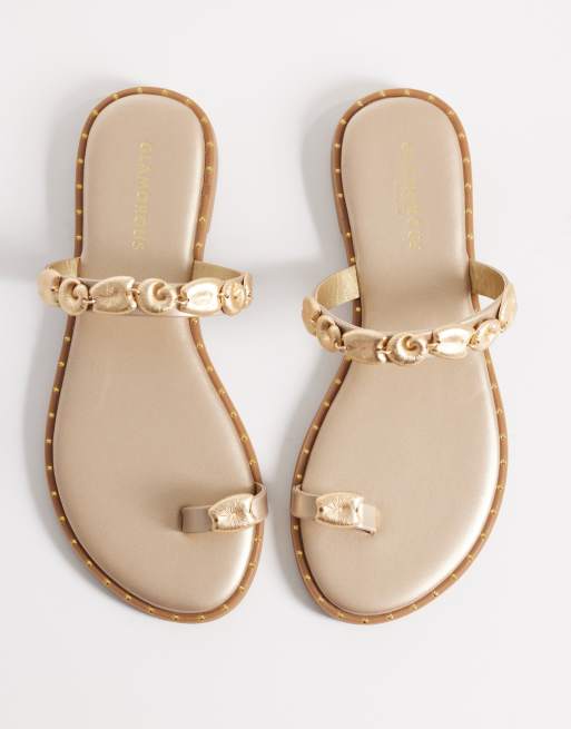Sandalias doradas planas con detalle de conchas doradas de Glamorous, 2 de 4