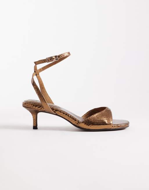 Sandalias dorado cálido minimalistas de tacón bajo con diseño efecto piel de serpiente Heartfelt de ASOS DESIGN