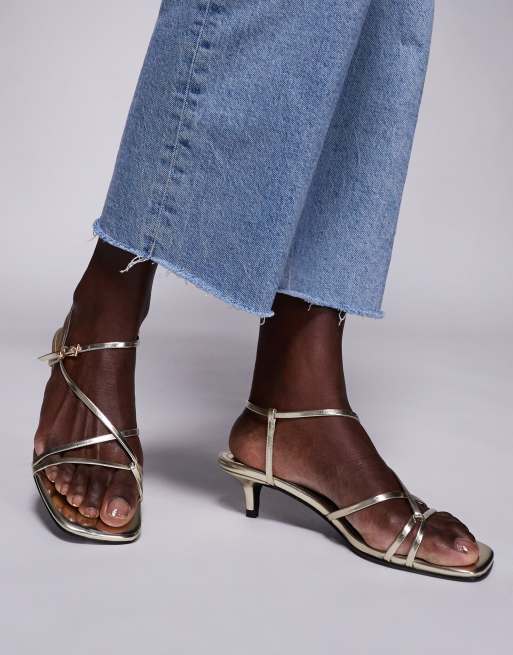 Sandalias dorado metalizado minimalistas con diseño de tiras Glint de Public Desire