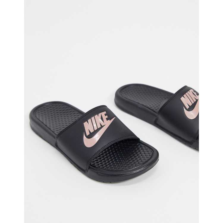 Sandalias en negro y dorado rosa Benassi de Nike ASOS