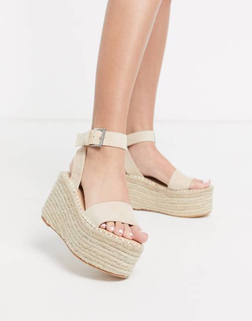 Sandalias estilo alpargatas con plataforma plana diseño de rafia en Saffy de Desire ASOS