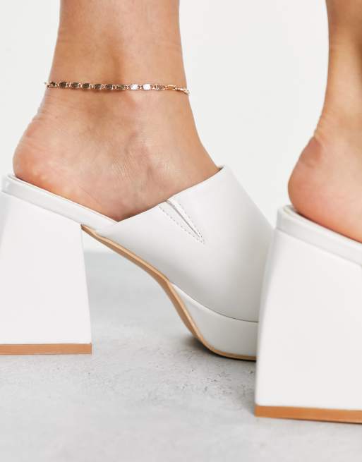 Sandalias estilo mules blancas con tacón y plataforma de Glamorous Wide Fit, 3 de 4