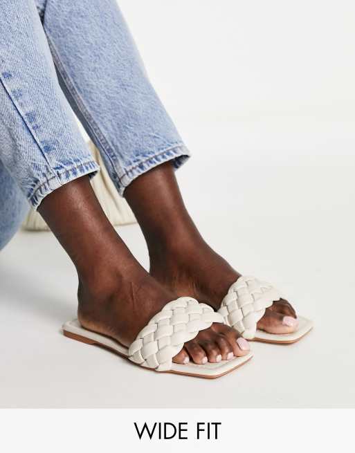 Sandalias estilo mules color crema sin cierres con puntera cuadrada y diseño trenzado de Truffle Collection Wide Fit