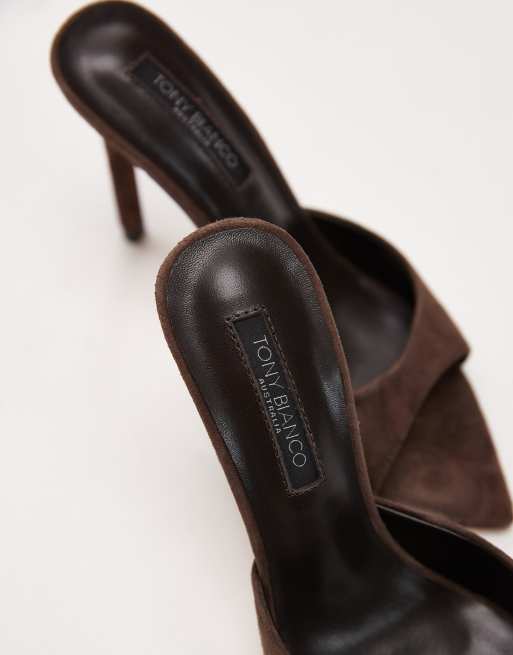 Sandalias estilo mules marrón espresso de tacón de ante Malibuu de Tony Bianco, 2 de 4