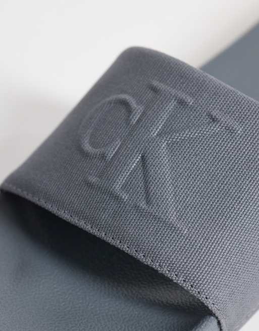 Sandalias grises básicas con logo de monograma de Calvin Klein , 2 de 4