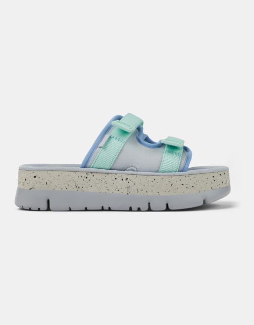 Sandalias grises y azules con plataforma Oruga de Camper