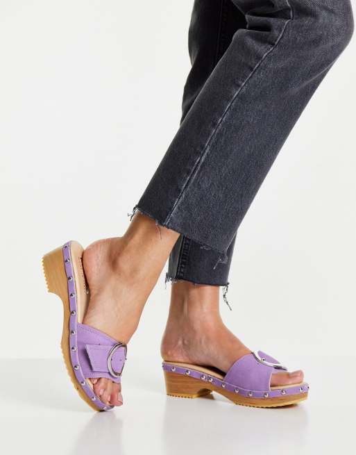 Sandalias lilas tipo zueco con ribete de tachuelas de Kaltur, 2 de 4