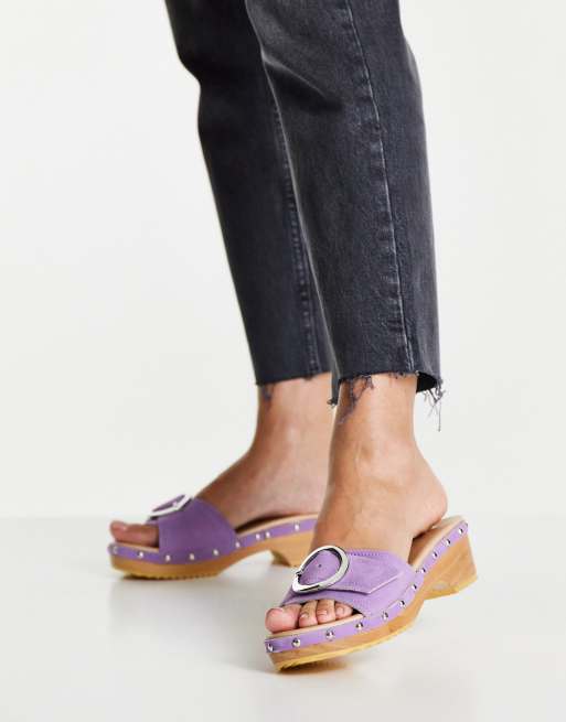 Sandalias lilas tipo zueco con ribete de tachuelas de Kaltur, 4 de 4