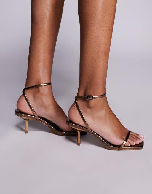 Sandalias marrón bronce con tacón bajo y diseño minimalista Natalya de Public Desire Wide Fit