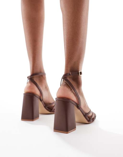 Sandalias marrón chocolate con tacón grueso y diseño de tiras