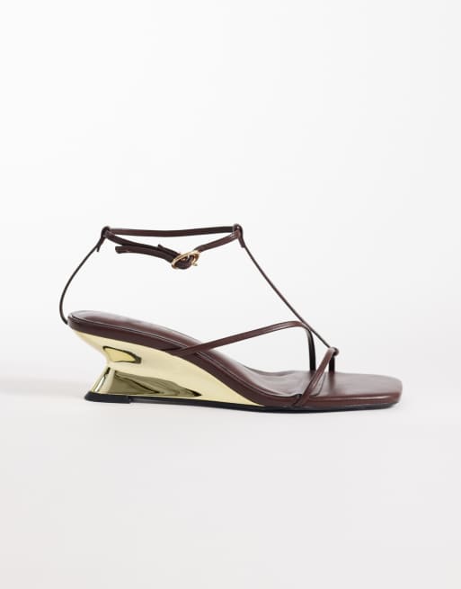 Sandalias marrón chocolate de cuña electrochapada con diseño minimalista de tiras Hightide de ASOS DESIGN