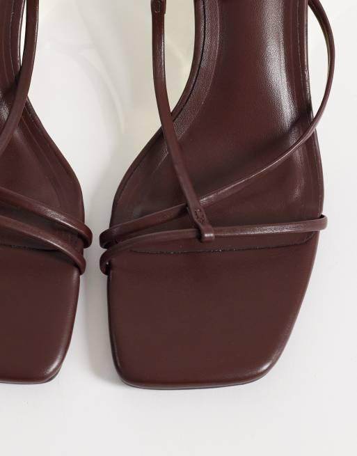 Sandalias marrón chocolate de cuña electrochapada con diseño minimalista de tiras Hightide de ASOS DESIGN, 2 de 4
