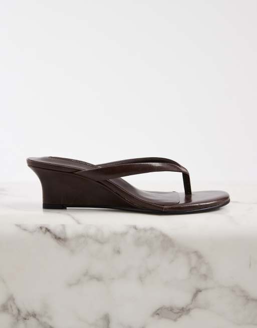 Sandalias marrón chocolate de tacón con cuña Edgy de Tony Bianco, 2 de 4