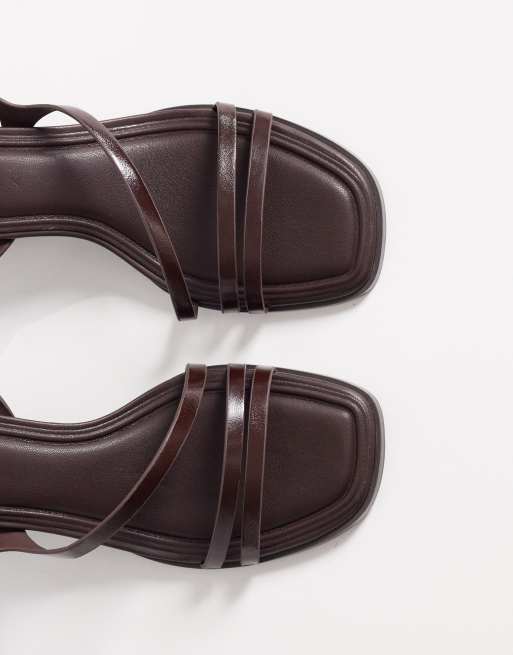 Sandalias marrón chocolate de tacón medio ancho Honeybee de ASOS DESIGN, 3 de 4