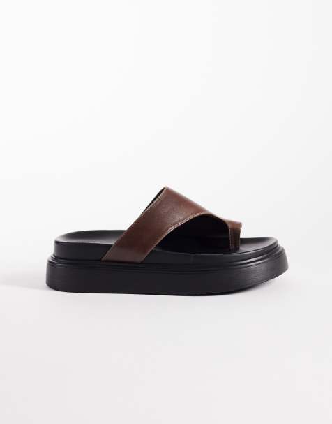 Sandalias marrón chocolate planas de cuero Jazzy de Tony Bianco - view 1