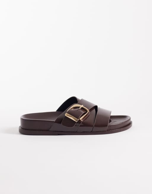 Sandalias marrón chocolate sin cierres con diseño de dos tiras Freeway de ASOS DESIGN Wide Fit, 2 de 4