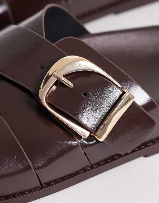 Sandalias marrón chocolate sin cierres con diseño de dos tiras Freeway de ASOS DESIGN Wide Fit, 3 de 4