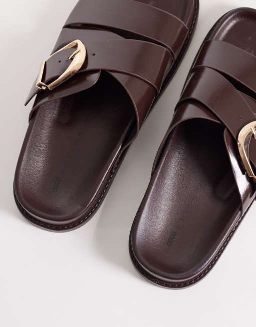 Sandalias marrón chocolate sin cierres con diseño de dos tiras Freeway de ASOS DESIGN Wide Fit, 4 de 4