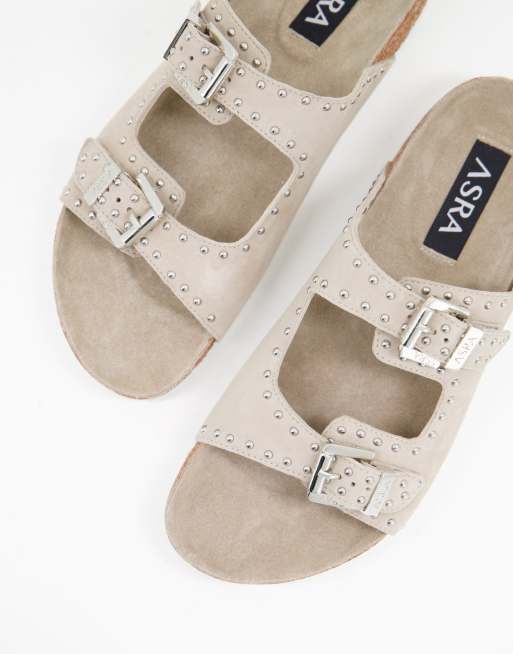 Sandalias marrón topo con tachuelas y diseño dos de de Asra | ASOS