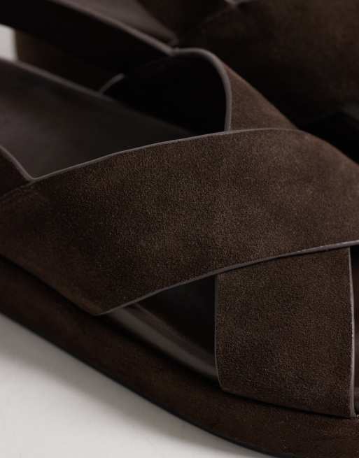 Sandalias marrones con correa cruzada y detalle de hebilla de ante Tennessee de schuh, 2 de 4