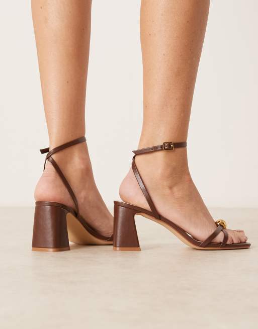 Sandalias marrones con tacón de bloque y detalle dorado Devena de RAID Wide Fit, 3 de 4