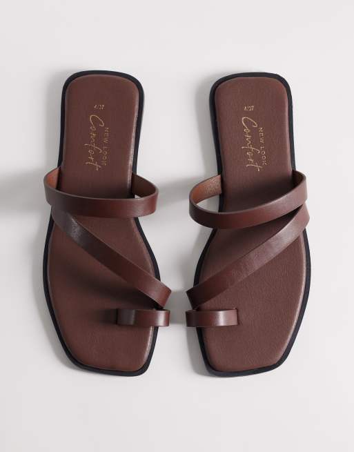 Sandalias marrones con tira para el dedo de New Look, 2 de 4