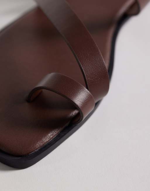 Sandalias marrones con tira para el dedo de New Look, 3 de 4