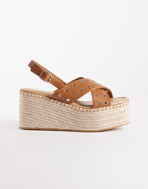 Sandalias marrones de cuña estilo alpargata con tachuelas de South Beach - view 1