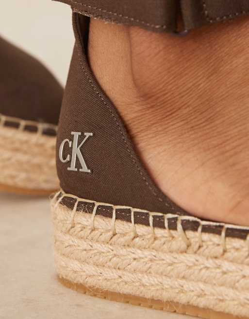 Sandalias marrones de estilo alpargatas con plataforma plana de Calvin Klein Jeans, 3 de 4