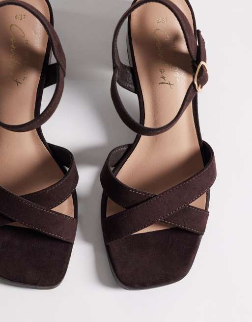 Sandalias marrones de tacón ancho con tiras cruzadas de New Look, 2 de 4