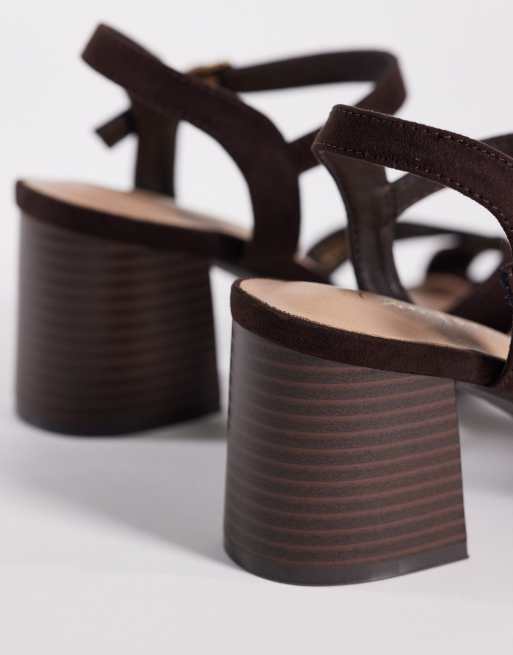 Sandalias marrones de tacón ancho con tiras cruzadas de New Look, 4 de 4