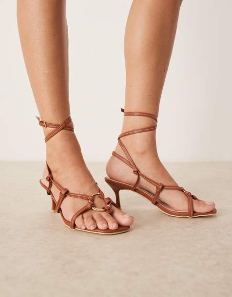 Sandalias marrones de tacón con diseño anudado a la pierna y detalle de metal Danika de RAID Wide Fit - view 1