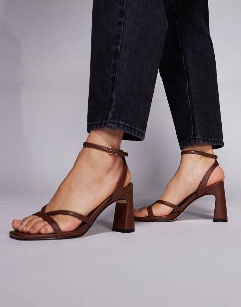 Sandalias marrones de tacón grueso Everleigh de Public Desire Wide Fit - view 1