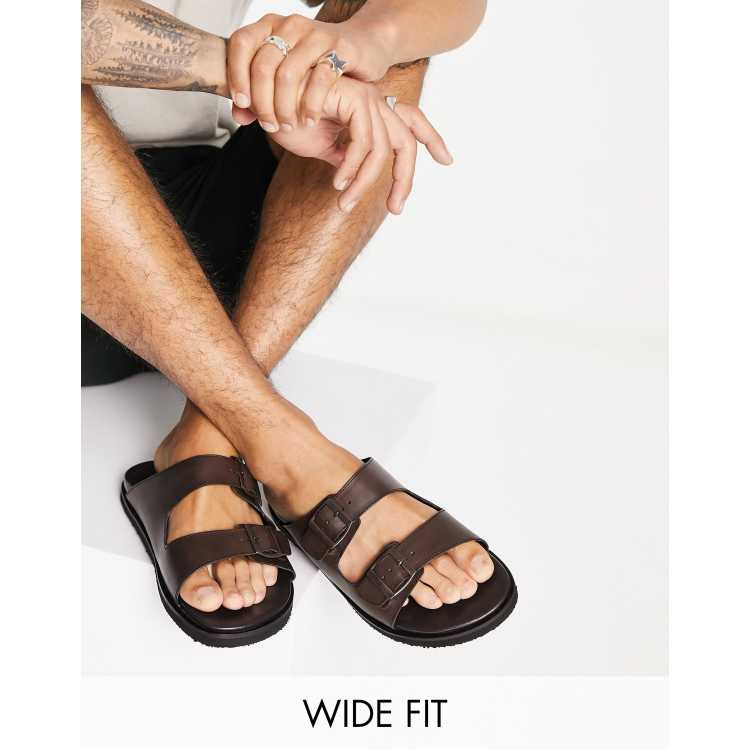 Sandalias sin cierres de cuero con diseño de dos tiras con hebillas de Red Tape Wide Fit | ASOS