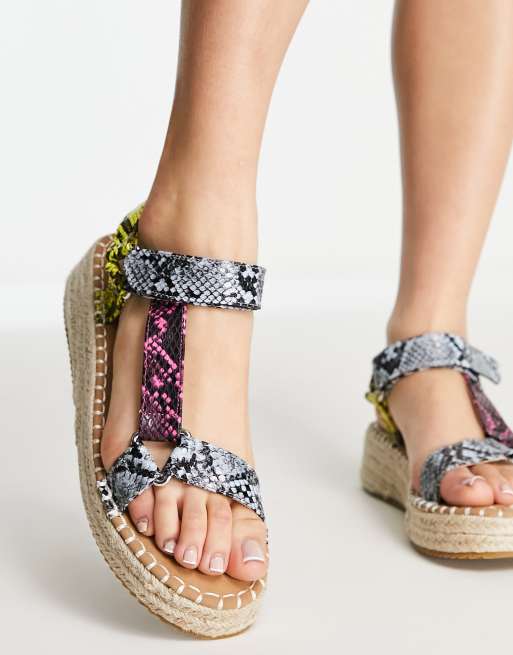 Sandalias multicolores estilo alpargatas con plataforma plana y tiras adhesivas de Glamorous
