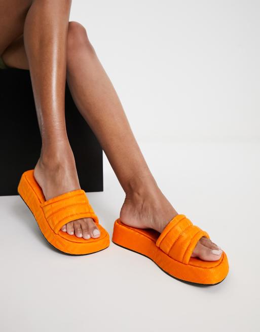 Sandalias naranja luminoso sin cierres con detalle de jacquard de